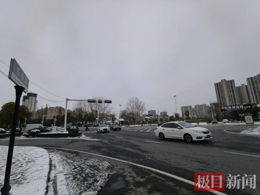 潜江市区主干路雪停路